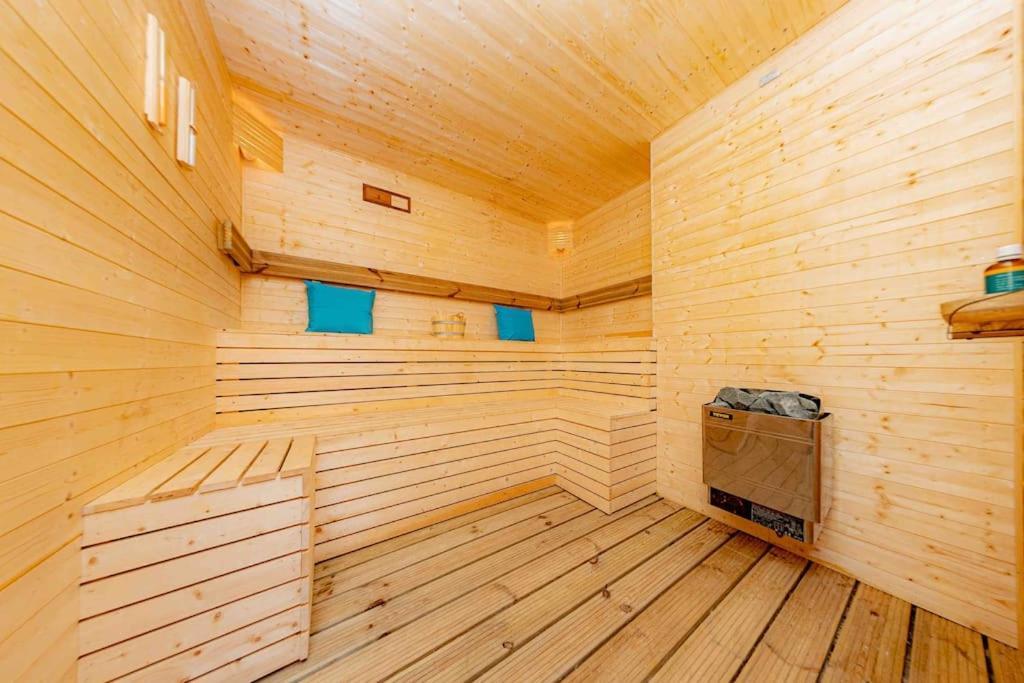 Unique Home W/Garden Hot Tub, Sauna & Cinema Room Londra Esterno foto